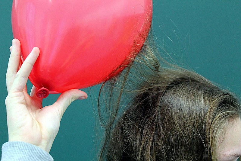 800px-Attractive-electric-force-between-hair-and-balloon.jpg